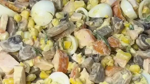 Летний салат с кукурузой и курицей: простой и очень легкий рецепт