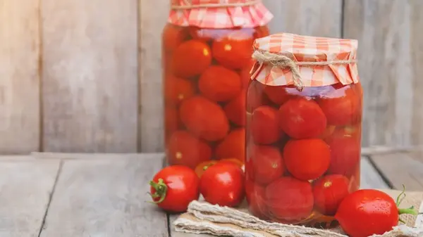 Такие помидоры консервировать нельзя: взрывают банки и вызывают отравление