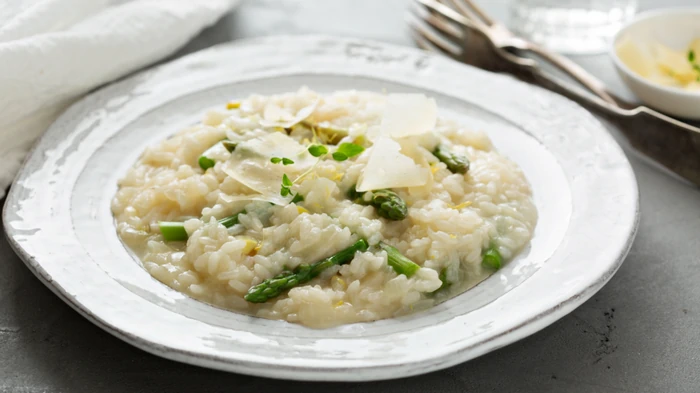 Ризотто с копченой рыбой и спаржей: прекрасный сезонный рецепт