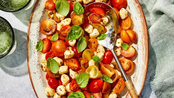 Салат капрезе с помидорами черри