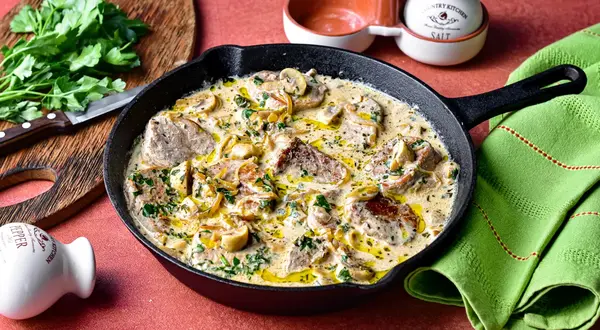 Свинина, тушеная с грибами, в сметанном соусе: классический рецепт