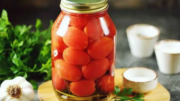 Что делать, чтобы помидоры не трескались при консервации: простой трюк