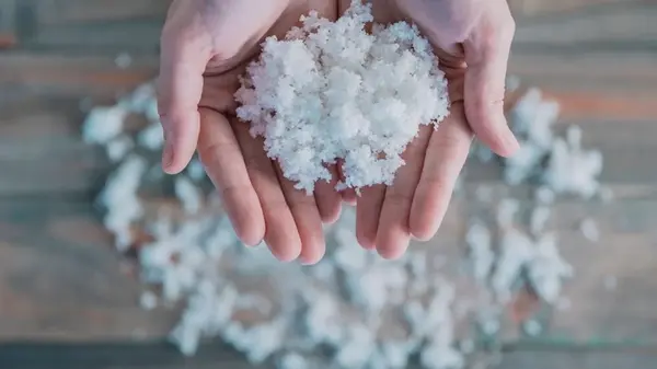 Насыпьте немного соли у порога — и живите спокойно: вот почему это нужно обязательно сделать