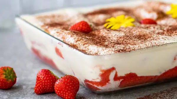 Рецепт творожного пудинга с клубникой