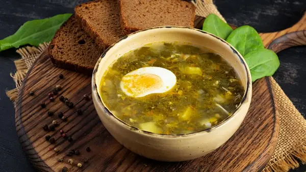 Зеленый борщ: рецепт интересной вариации традиционного украинского блюда