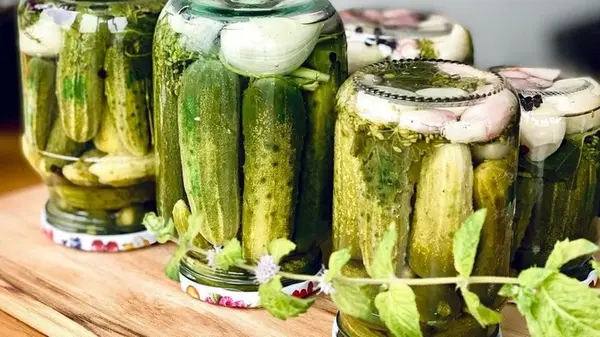 Почему взрываются банки с огурцами и как спасти консервацию: советы для опытных хозяек