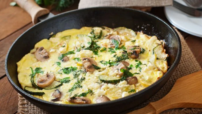 Нежный омлет с грибами за 15 мин: рецепт сытного завтрака
