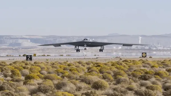 Дождь его уничтожит: почему 2-миллиардным бомбардировщикам B-2 нельзя намокать