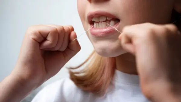 Ирригатор или зубная нить: вот что лучше для гигиены полости рта