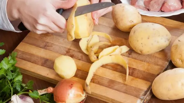 Безопасно ли есть картофель, который почернел после чистки?