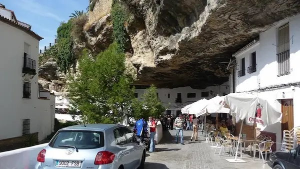 Люди живут буквально под скалой: поселок в Испании, который поражает туристов