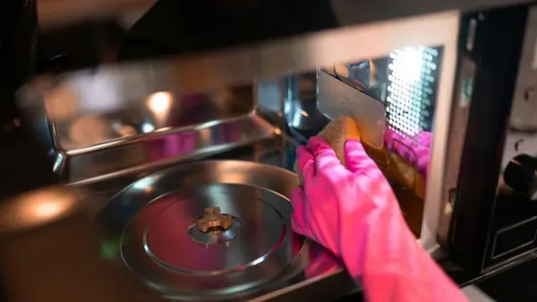 Как отчистить грязную микроволновку одной таблеткой: не нужно тереть, 5 минут — и она будет блестеть