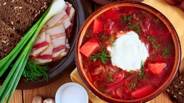 Почему ваш борщ теряет красный цвет, и при чем здесь кастрюля, в которой он варится