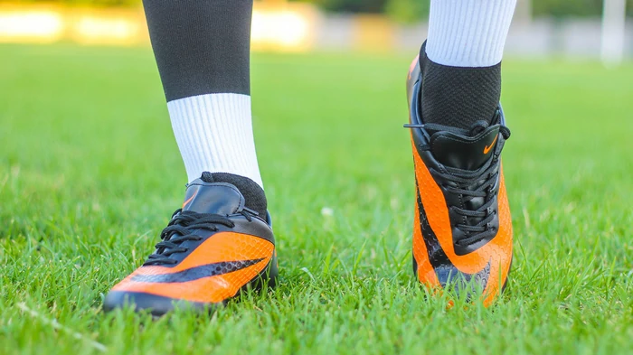 Сороконожки: обувь для футбола на любом покрытии