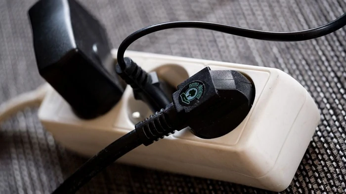 Экономия электроэнергии дома: какие приборы обязательно следует выключать из розетки