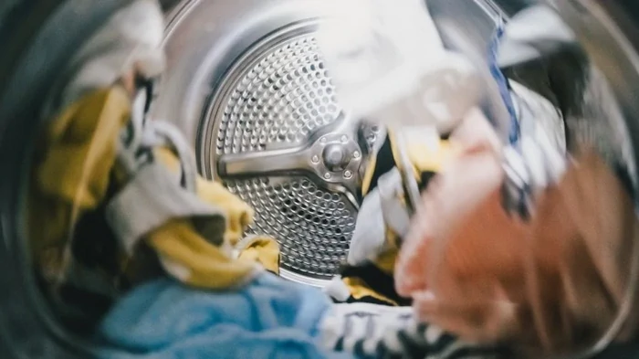 Люди неправильно стирают одежду: эксперт предостерегает от кондиционера для белья