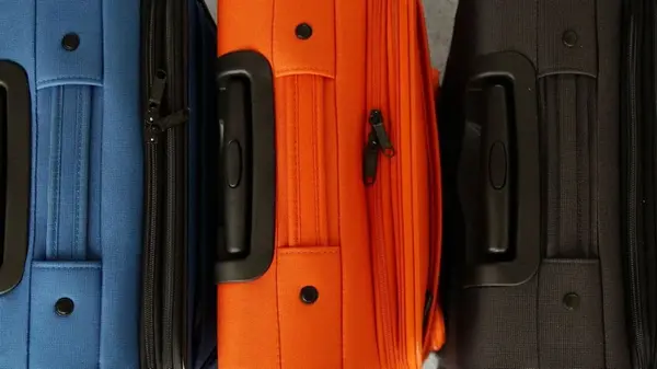 Что на самом деле происходит с потерянными чемоданами в аэропортах — расследование The Guardian