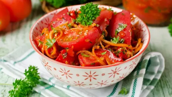 Помидоры по-корейски на зиму: новый рецепт, который приятно удивит