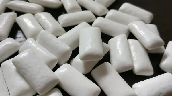 Как убрать жвачку с одежды без морозилки: простой и эффективный способ