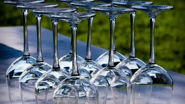 Идеально чистые бокалы: как заставить посуду сиять в домашних условиях