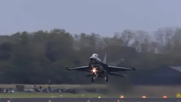 Как пилоты F-16 тренируются катапультироваться в случае аварии