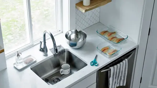 Засор в раковине на кухне исчезнет за минуты: 4 метода, которые работают