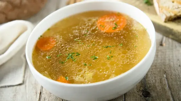 Как сделать мутный бульон прозрачным: добавьте этот ингредиент — и он станет чище слезы