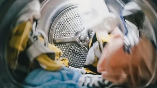 Люди неправильно стирают одежду: эксперт предостерегает от кондиционера для белья