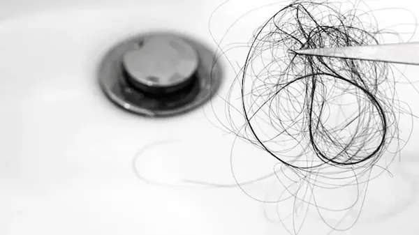 Как быстро и без всяких усилий избавиться от волос в сливе ванной: 6 лучших способов