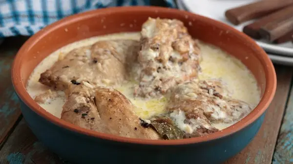 Как приготовить курицу в сметанном соусе на сковороде