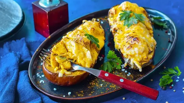 Лодочки из баклажанов с мясом и сыром: рецепт сочного блюда для всей семьи