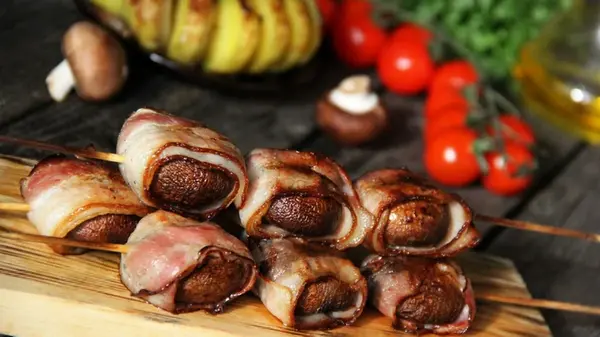 Шашлык из шампиньонов в беконе: интересный рецепт для пикника