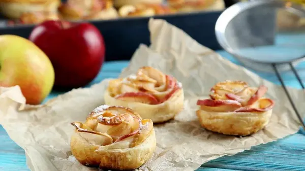 Розочки из слоеного теста с яблоками: рецепт эффектной выпечки