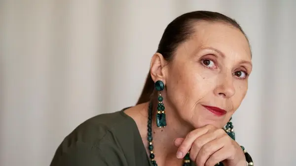 Эти 5 вещей визуально старят женщин за пятьдесят: чем их заменить, чтобы выглядеть привлекательно