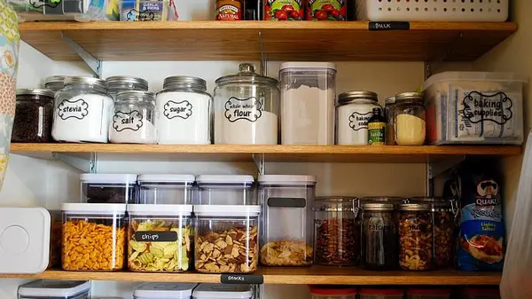 Становятся несъедобными раньше времени: продукты, которым не место в кладовой