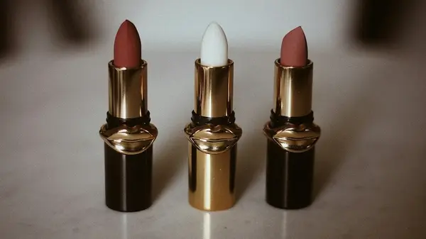Оттенки помады, которые следует избегать в 30, 40, 50 лет