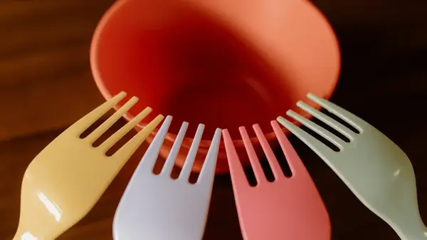 Эксперты объяснили, чем может быть опасна популярная посуда из пластика, металла, дерева