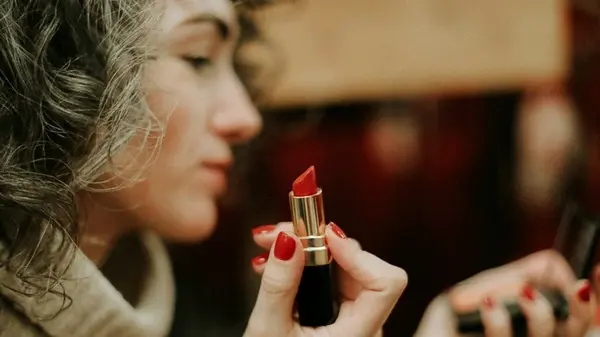 Помады, которых лучше избегать после 50: оттенки, визуально подчеркивающие морщины