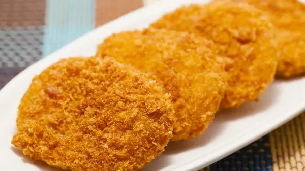 Чем заменить панировочные сухари для котлет: кулинар назвала один неожиданный ингредиент