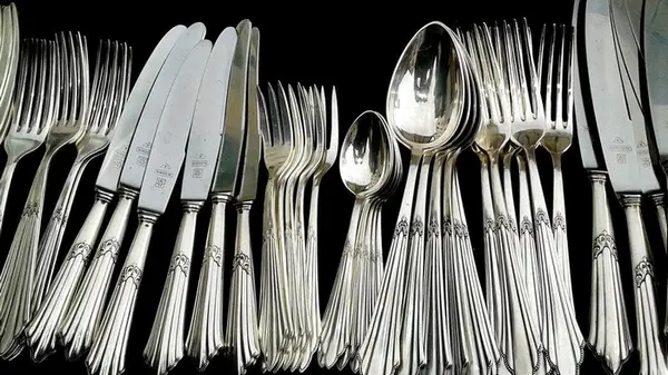 Столовые приборы будут блестеть, как новые: смешайте три бюджетных ингредиента, чтобы вернуть сияние