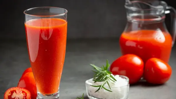Вкусно, как в детстве: простой рецепт томатного сока, который превзойдет магазинный
