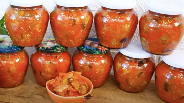 Салат на зиму из 5 овощей: легко готовится и быстро съедается