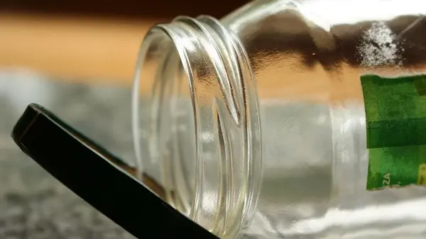 Чем отмыть наклейку со стеклянной банки: без специальных средств, всего за 3 минуты