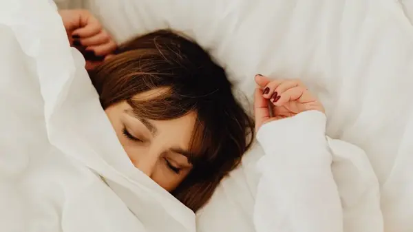 Топ-5 простых лайфхаков, чтобы осенний сон был крепким, как у младенца