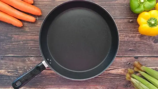 Лайфхак, как отмыть сковородки от нагара без лишних усилий