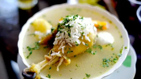 Не крылышки и не бедра: какое мясо идеально подходит для бульона — недорогое и питательное