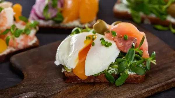 Трех поваров спросили, как готовить идеальные яйца пашот: все назвали одно главное условие