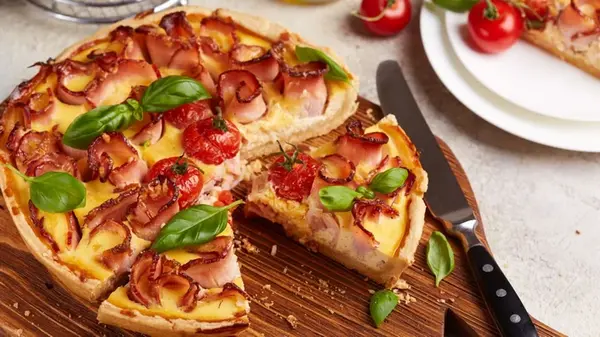 Киш с копченым филе: интересный рецепт на скорую руку