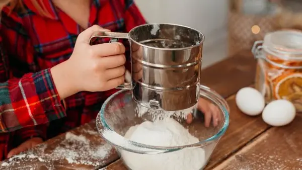 Обязательно ли просеивать муку во время приготовления выпечки?