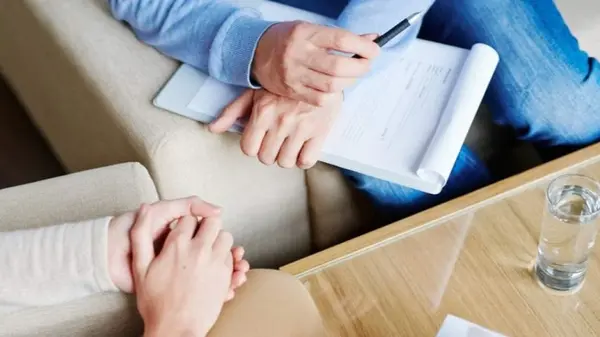 С какими симптомами нужно обращаться к психологу, с какими к психиатру, а когда к психотерапевту